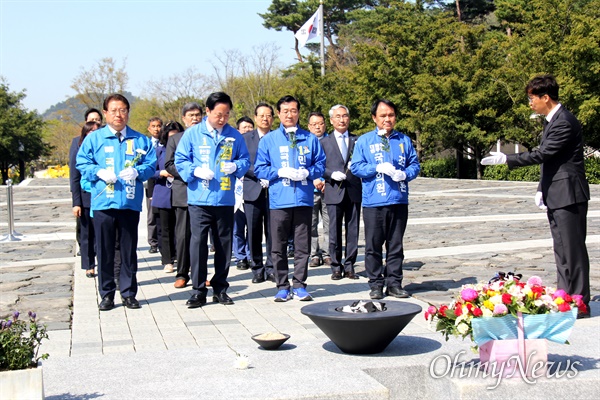 더불어민주당 경남도당 선거대책위원회는 14일 오전 봉하마을 고 노무현 전 대통령 묘소를 참배했다.