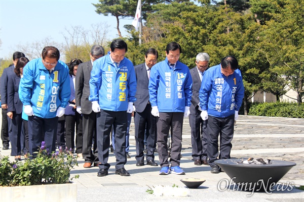  더불어민주당 경남도당 선거대책위원회는 14일 오전 봉하마을 고 노무현 전 대통령 묘소를 참배했다.