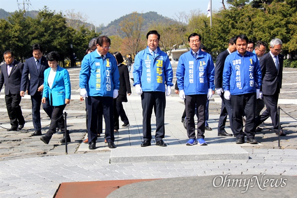 더불어민주당 경남도당 선거대책위원회는 14일 오전 봉하마을 고 노무현 전 대통령 묘소를 참배했다.