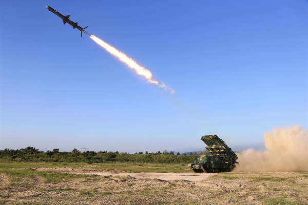 지난 2017년 6월 9일 북한이 새로 개발한 지대함 순항미사일 시험발사 장면이라며 조선중앙통신이 보도한 사진. 2017.6.9 [국내에서만 사용가능. 재배포 금지]

