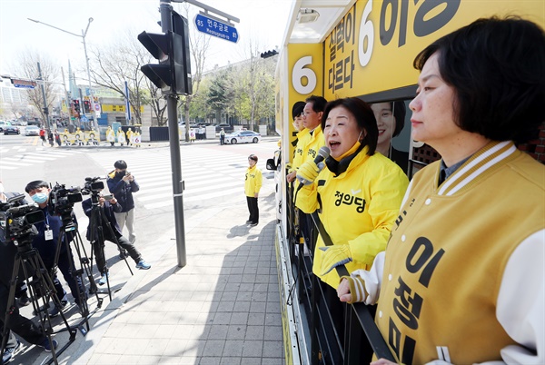 정의당 심상정 대표가 제21대 총선을 하루 앞둔 14일 오전 인천시 연수구 동춘동 한 사거리에서 인천 연수을 이정미 후보 지지를 호소하고 있다.