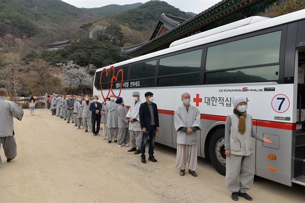 헌혈을 준비 중인 스님들 조계종 19교구본사 스님들과 신도회, 종무소 직원들이 헌혈을 위해 거리를 두고 길게 줄을 서 있다. 