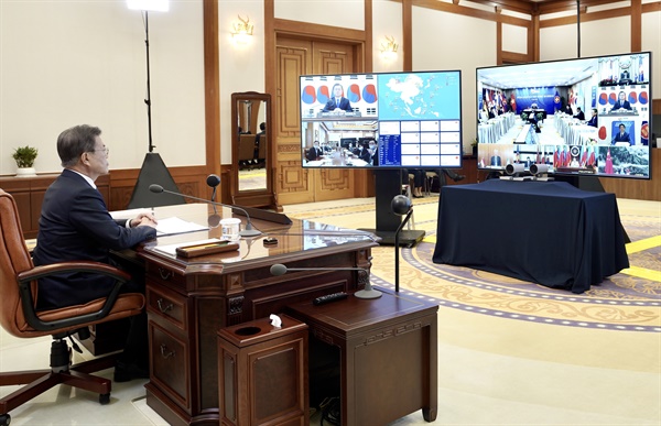 문재인 대통령이 지난 14일 오후 청와대 집무실에서 '아세안+3 화상정상회의'를 하고 있다.