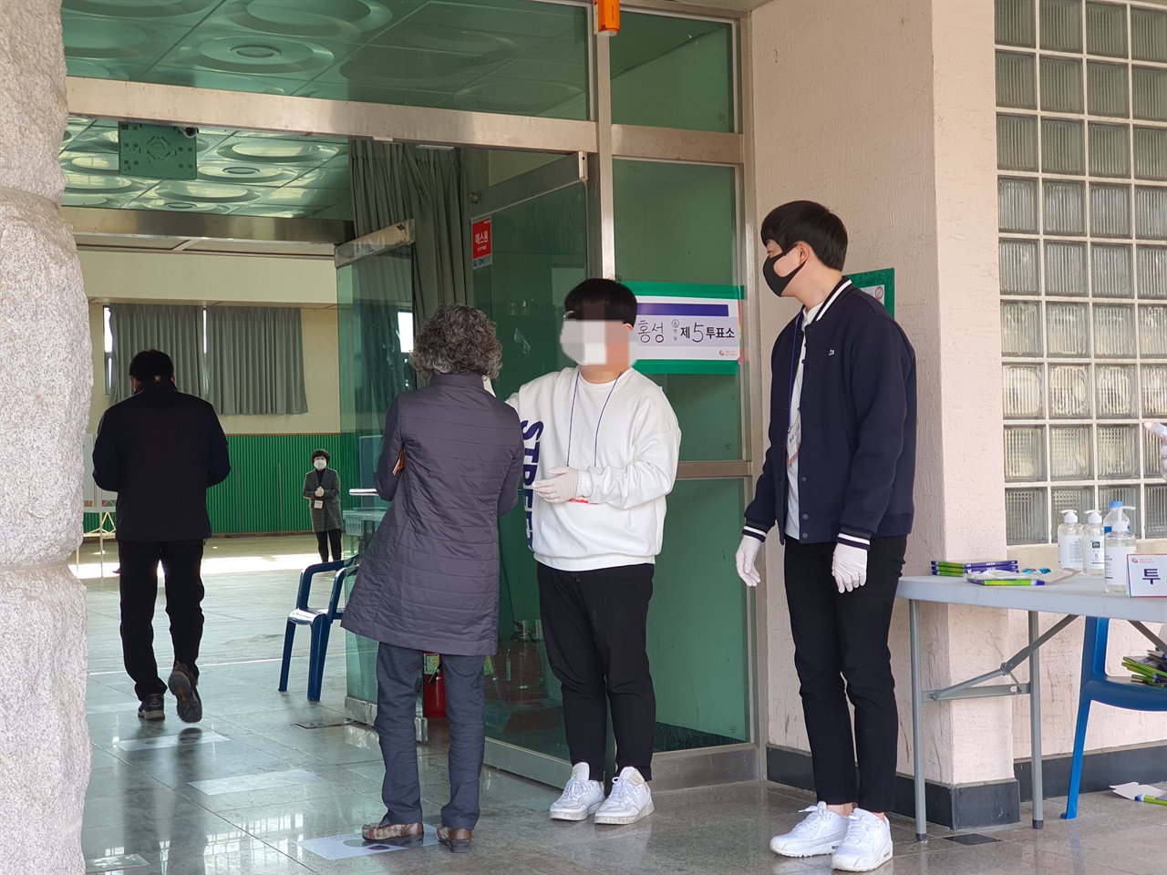 이날 투표소에는 지난 사전투표와 마찬가지로 신종코로나바이러스 감염증 (코로나 19) 우려로 유권자들은 마스크를 착용했다. 투표소에 들어가기전 발열체크는 필수다.