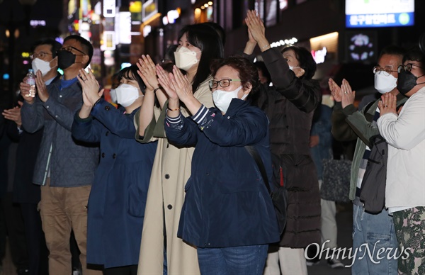 환호하는 지지자들 정의당 심상정 대표가 총선 선거운동 마지막 날인 14일 오후 경기도 고양시 화정역 광장에서 '불꽃유세'를 펼치자, 지지자들이 환호하고 있다. 