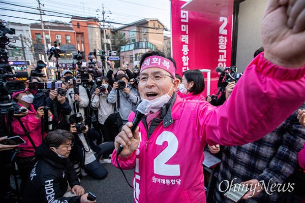 종로에 출마한 미래통합당 황교안 후보가 지난 14일 오후 서울 종로구 평창동에서 막바지 유세를 하고 있다. 