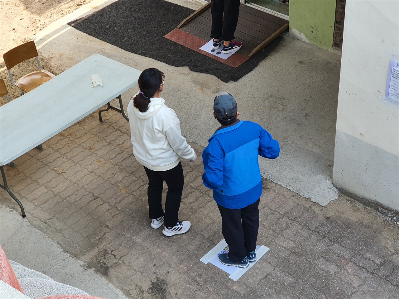 투표소마다 투표사무원들이 1m거리를 유지하며, 투표소에 입장시키고 있다.