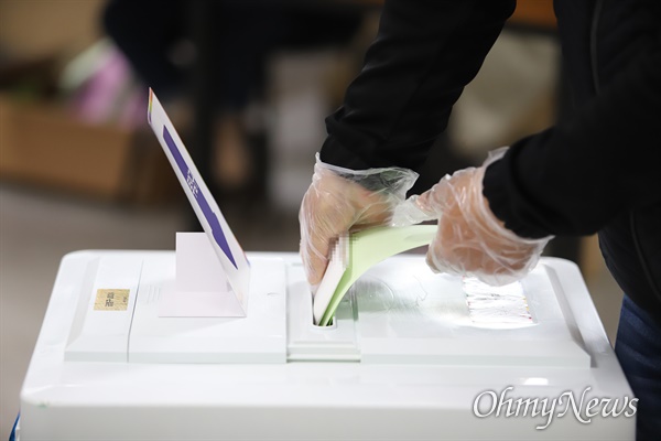 21대 국회의원을 뽑는 4.15 총선 투표.