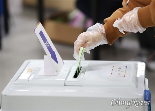 21대 국회의원을 뽑는 4.15 총선 투표일인 2020년 4월15일 부산의 한 선거구 투표소에서 유권자들이 한 표를 행사하고 있다.