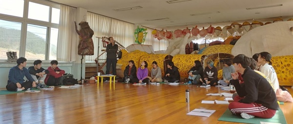 경북 청송에 있는 나무닭움직임연구소에서'2020 연극 전태일'을 연습하고 있는 청년 배우들 