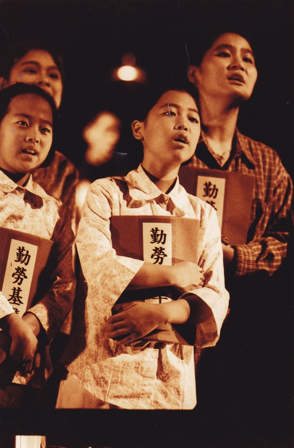 전태일 열사 30주기였던 2000년, 극단 '한강'이 제작한 '연극 전태일'에 참여한 어린이 공연자들