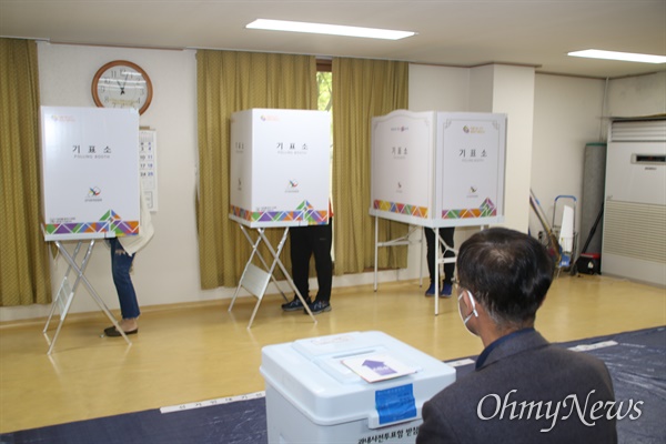제21대 총선일인 지난 15일 대구시 수성구 황금동 투표소에서 투표하는 모습.