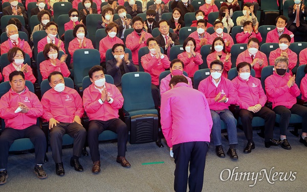 미래통합당 황교안 대표가 15일 오후 서울 여의도 국회 도서관 강당에 마련된 제21대 국회의원선거 개표상황실에서 지상파 3사(KBS·MBC·SBS)와 한국방송협회가 진행한 출구조사를 지켜본 뒤 "개표를 끝까지 지켜봐야 결과를 알 수 있을 것 같다"고 동료 의원들에게 고개 숙여 인사하고 있다.