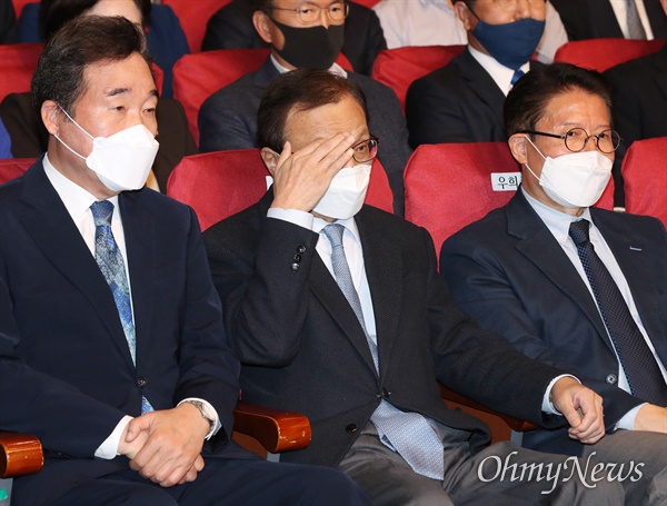 더불어민주당 이해찬 이낙연 상임선대위원장이 15일 오후 서울 여의도 국회의원회관에 마련된 개표상황실에서 제21대 국회의원 선거 개표방송을 지켜보고 있다. 