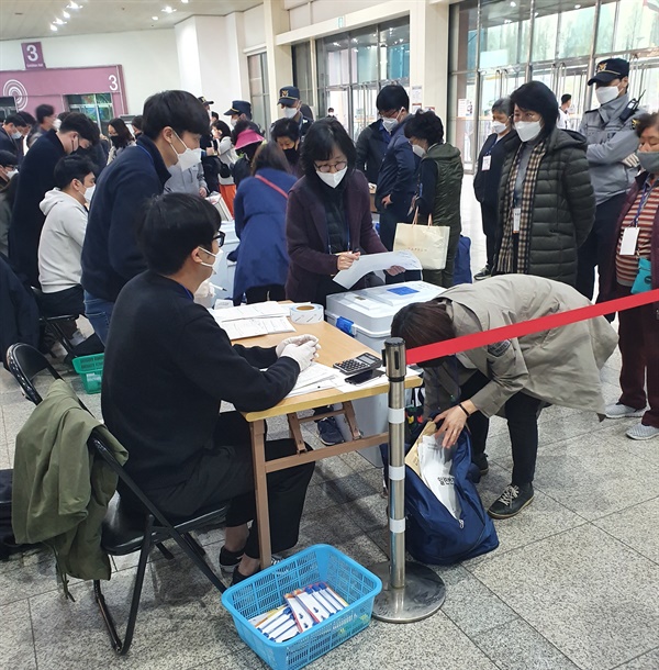  제21대 국회의원 선거 서울 강남구 국회의원 선거 개표가 강남구 대치동 학여울역 세텍에서 진행되고 있다. 각 동에서 투표함이 속속 도착하고 있는 가운데 선거사무원들이 개표함을 전달하고 있다.