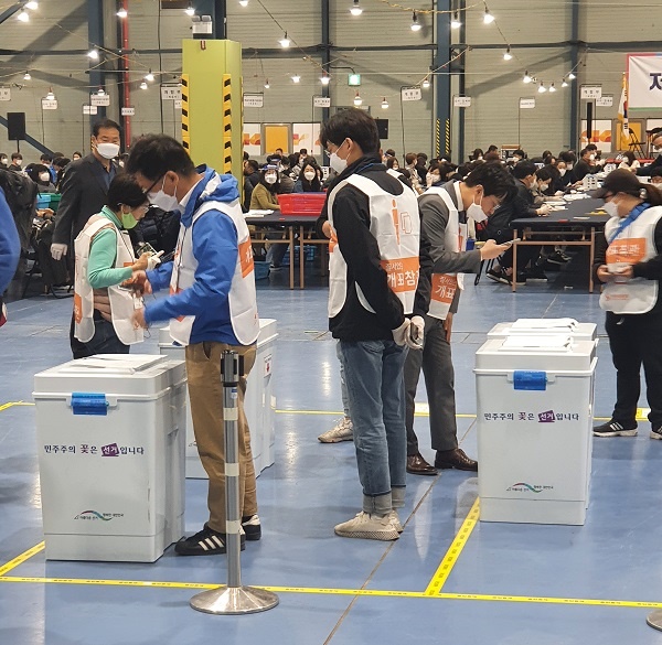  제21대 국회의원 선거 서울 강남구 국회의원 선거 개표가 강남구 대치동 학여울역 세텍에서 진행되고 있다. 개표 참관원들이 도착한 투표함을 살펴보고 있다.