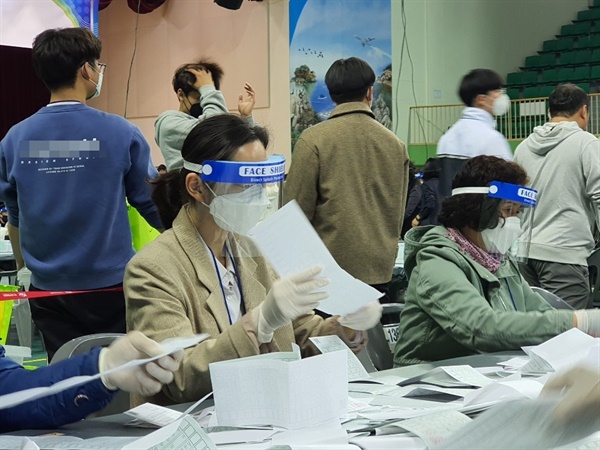 태안군은 5만5660명 중 3만6799명이 투표해 전국투표율보다 0.9%P 높은 66.1% 투표율을 기록했다.