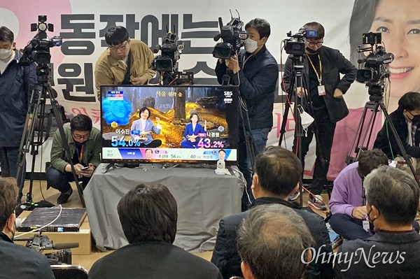15일 오후 6시 15분께 21대 총선 출구조사 결과 나경원 미래통합당 후보(서울 동작을)가 패배하는 것으로 나오자 지지자들이 침통한 표정으로 TV를 바라보고 있다. 