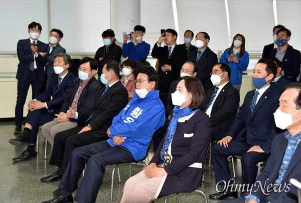  방송3사 출구조사가 발표되자 더불어민주당 황운하(대전중구) 후보와 지지자들이 침울한 분위기로 TV를 시청하고 있다. 출구조사에서 황 후보는 미래통합당 이은권 후보에 0.9%P 차이로 오차범위 내 뒤처지고 있는 것으로 나타났다.