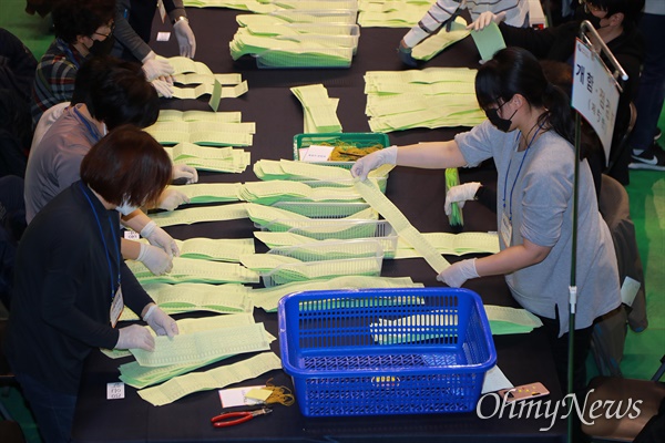 21대 총선 투표일인 15일 오후 서울 도봉구 덕성여대 하나누리관에서 개표작업이 진행되고 있다. 48.1cm인 비례대표 투표용지가 분류기에 들어가지 않아 개표사무원들이 수개표를 진행한다.