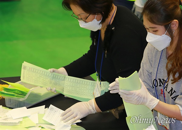 21대 총선 투표일인 지난 15일 오후 서울 도봉구 덕성여대 하나누리관에서 개표작업이 진행되고 있다. 48.1cm인 비례대표 투표용지가 분류기에 들어가지 않아 개표사무원들이 수개표를 진행하고 있는 모습.