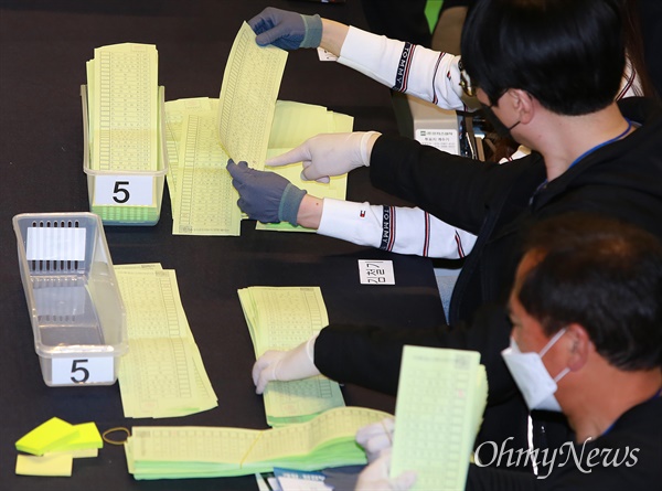 21대 총선 투표일인 지난 4월 15일 오후 서울 도봉구 덕성여대 하나누리관에서 개표작업이 진행되고 있다. 48.1cm인 비례대표 투표용지가 분류기에 들어가지 않아 개표사무원들이 수개표를 진행한다.