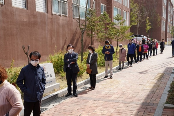 제21대 국회의원 선거일인 15일 오전 충북 진천군 진천읍 장관1차부영아파트 경로당에 마련된 투표소 앞에서 유권자들이 줄지어 투표를 기다리고 있다. 2020.4.15.

