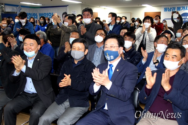 4월 15일 저녁 더불어민주당 김정호 총선후보(김해을)의 선거사무소에서 개표방송을 바라보며 앞서 나가자 김 후보와 허성곤 김해시장 등 지지자들이 박수를 치며 환호하고 있다.