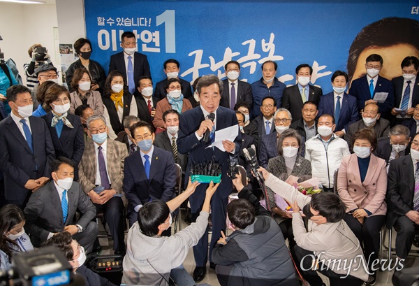 제 21대 총선 종로 국회의원에 출마한 이낙연 후보가 15일 오후 서울 종로구 선거캠프에서 당선이 확실해 지자 소감을 발표하고 있다. 