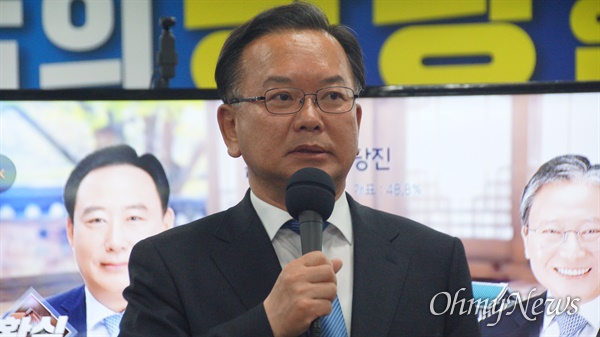김부겸 더불어민주당 대구 수성갑 국회의원 후보가 15일 오후 9시 52분쯤 자신의 선거사무소에서 총선 패배를 선언했다.