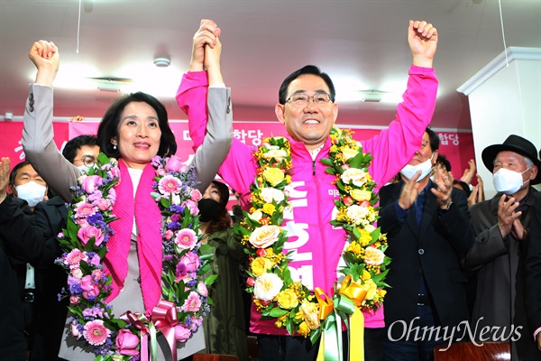 주호영 미래통합당 대구 수성갑 국회의원 후보가 15일 오후 자신의 선거사무소에서 승리의 꽃다발을 받고 두 손을 들어보이고 있다.