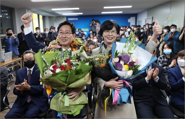더불어민주당 박범계(대전 서구을) 후보가 당선이 확정되자 꽃다발을 받아들고 기뻐하고 있다.