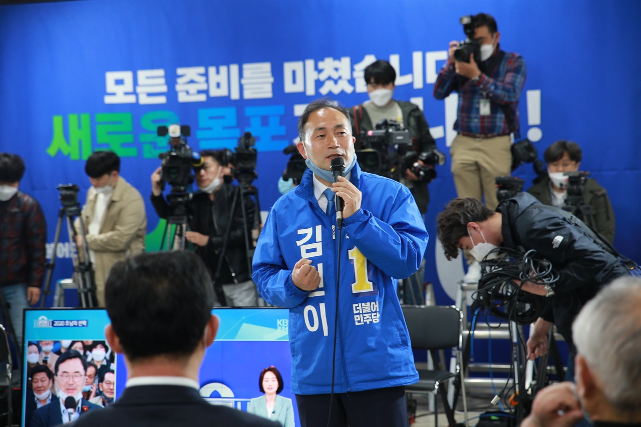  김원이 후보가 방송 인터뷰를 하고 있다.