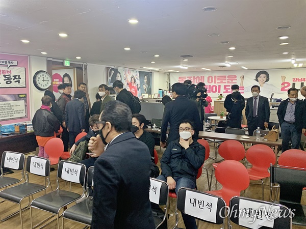 나경원 미래통합당 후보(서울 동작을) 캠프가 16일 오전 0시 10분께 사실상 패배를 인정한 가운데, 지지자들이 선거사무소를 떠나고 있다. 