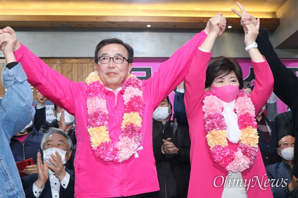 지난 4월 16일 서병수 미래통합당 부산 진갑후보가 당선이 확정되자 손을 흔들고 있는 모습. 