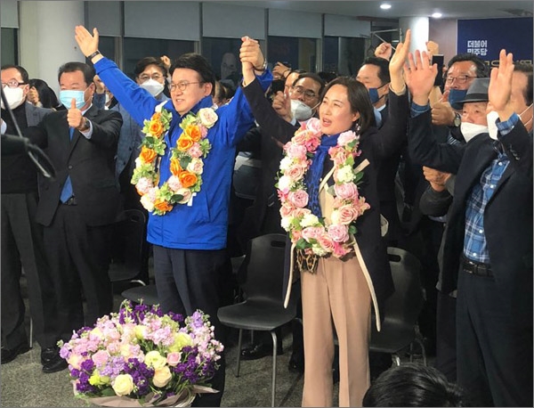  더불어민주당 황운하(대전 중구) 후보가 당선이 확정되자 꽃다발을 받아 들고 환호하고 있다.