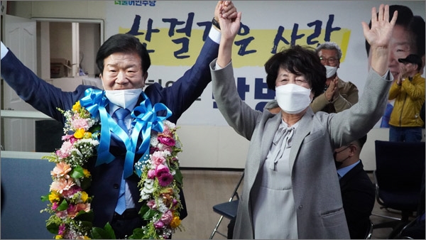 더불어민주당 박병석(대전 서구갑) 후보가 당선이 확정되자 배우자와 함께 환호하고 있다.