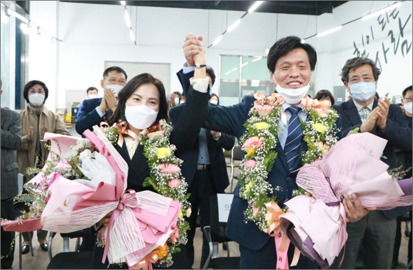 더불어민주당 조승래(대전 유성구갑) 후보가 당선이 확정되자 꽃다발을 받아들고 환호하고 있다.