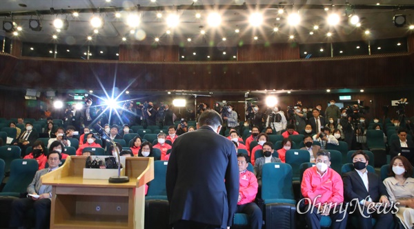 21대 총선에서 패배한 미래통합당 황교안 대표가 4월 15일 국회도서관 강당에 마련된 미래통합당-미래한국당 개표상황실에서 사퇴를 밝힌 뒤 인사하고 있다. 

