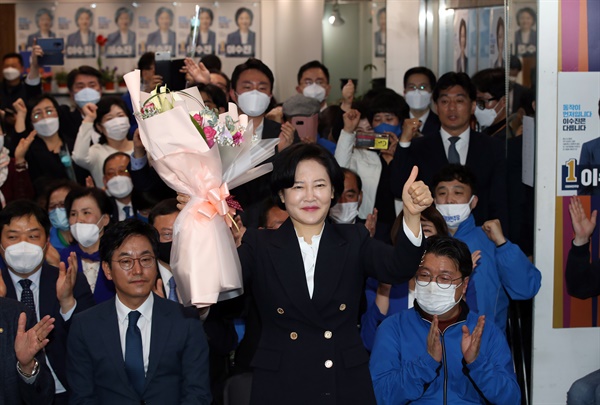 더불어민주당 서울 동작을 이수진 후보가 4월 16일 서울 동작구 선거사무실에서 당선이 확실시되자 지지자들로부터 받은 꽃다발을 들고 있다. 