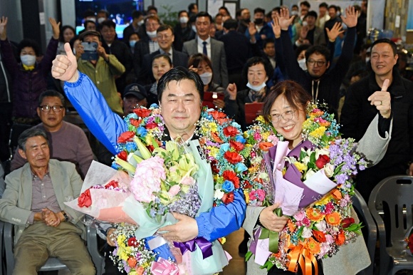 김종민 후보가 제20대 국회의원 선거 논산계룡금산 지역구에서 박우석 후보에게 승리해 재선에 성공했다. 부인 홍윤정 여사와 함께 지지자들에게 축하를 받았다.