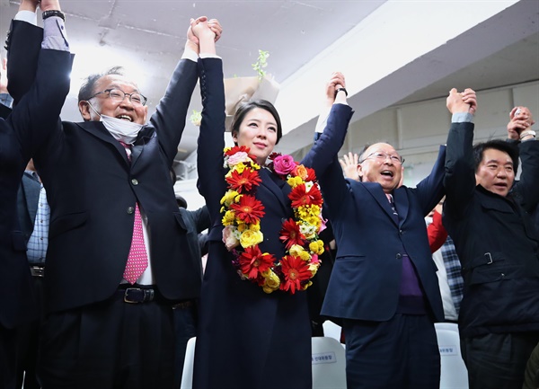  16일 제21대 국회의원선거 서울 송파을 당선이 유력한 미래통합당 배현진 후보가 송파구 선거사무소에서 환호하고 있다.