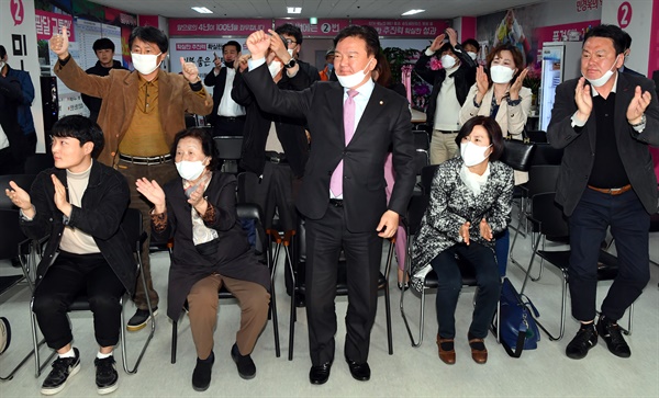 제21대 총선 인천 연수을 미래통합당 민경욱 후보(가운데)가 지난 15일 인천시 연수구 자신의 선거사무소에서 방송사 출구조사 발표 방송을 보다가 환호하고 있다. 민 후보는 방송 출구조사에서 더불어민주당 정일영 후보와 경합 우세한 것으로 조사됐다. 하지만 개표결과 민경욱 후보는 정일영 후보에게 졌다. 