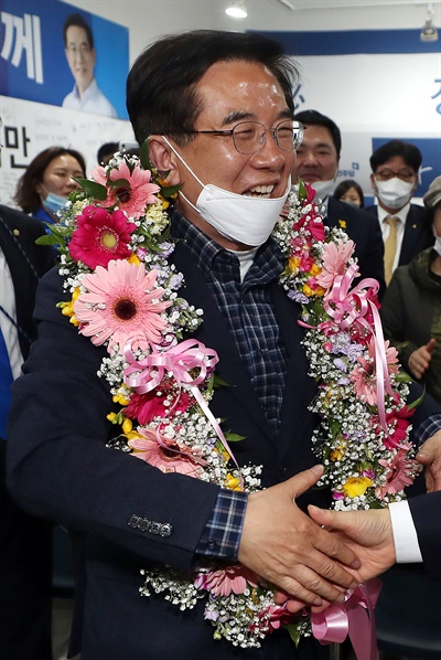  제21대 총선 인천 연수을 더불어민주당 정일영 후보가 16일 오전 인천시 연수구 자신의 선거사무소에서 당선이 확실시된다는 소식을 들은 뒤 기뻐하고 있다.