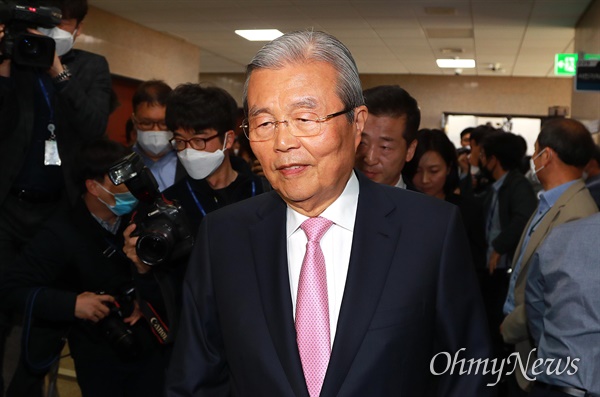 김종인 미래통합당 총괄선대위원장이 16일 오전 여의도 국회에서 참패로 끝난 21대 총선에 대한 입장을 밝힌 뒤 떠나고 있다.