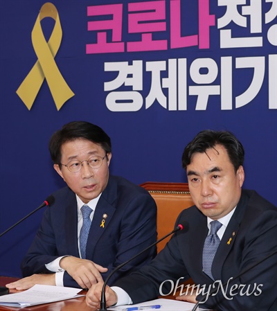 더불어민주당 조정식 정책위의장(왼쪽)이 16일 오후 서울 여의도 국회에서 긴급재난지원금 관련 브리핑을 하고 있다.