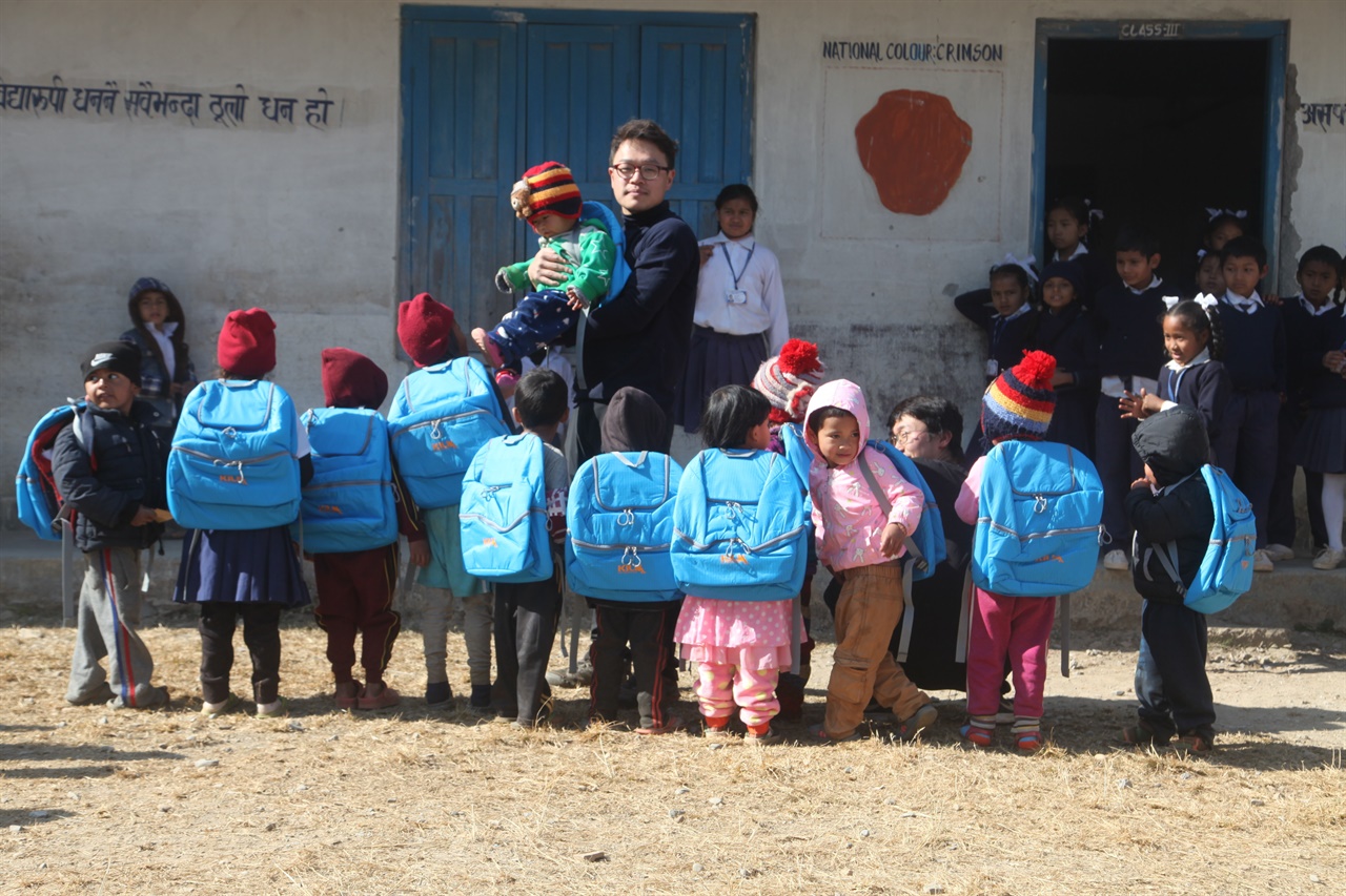 학용품 전달 프로젝트로 기업에서 후원받은 가방을 네팔 아이들에게 전달했다.