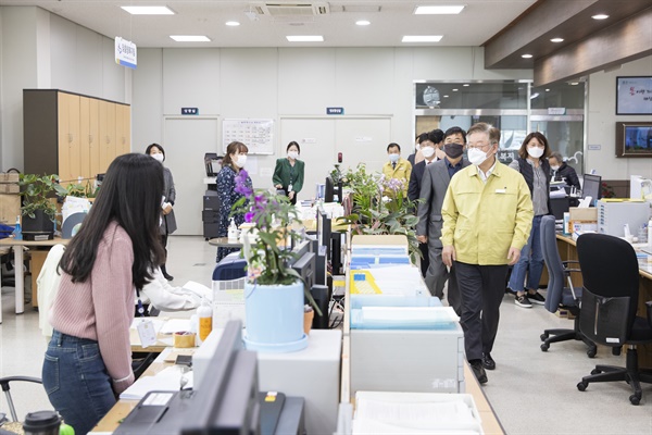 이재명 경기도지사가 16일 오후 ‘경기 극저신용대출’ 접수 현장인 화서2동 행정복지센터를 찾아 직원들을 격려하고 원활한 사업 진행을 위해 신용대출사업 수행기관 관계자들과 의견을 나눴다.