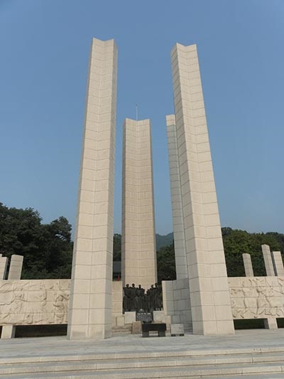 4월학생혁명기념탑과 그 아래의 기념탑문. 