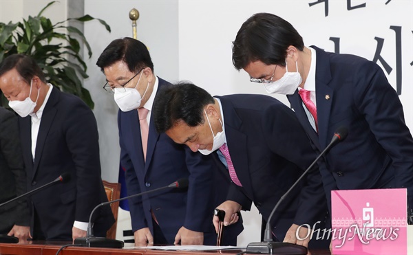 고개숙인 심재철 대표 권한대행 미래통합당 심재철 대표 권한대행과 김재원 정책위의장 및 최고위원 들이 17일 오전 서울 여의도 국회에서 열린 중앙선거대책위원회 해단식에서 고개숙여 인사하고 있다.